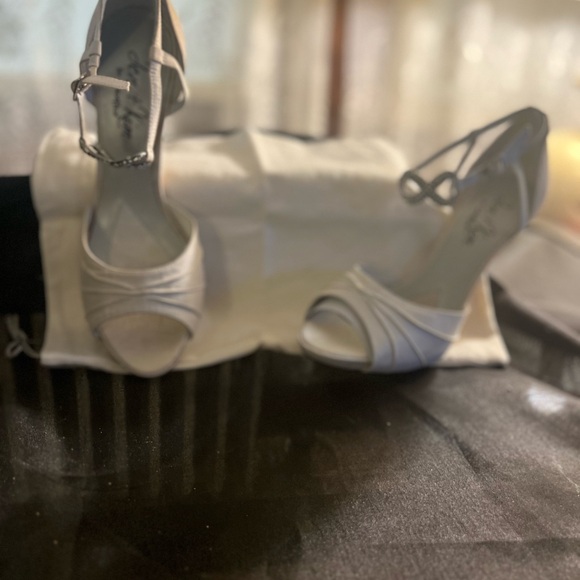 White silk closed back platform sandal - Picture 3 of 8